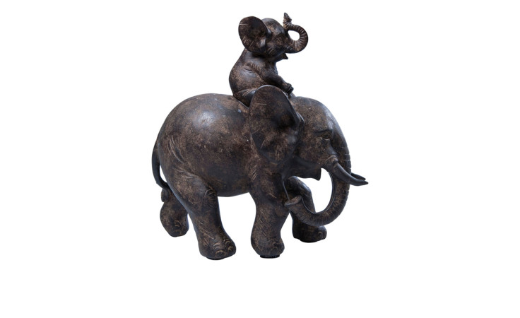 Elefant in braun mit einem Elefantenbaby auf dem Rücken