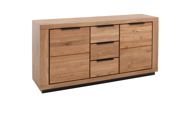 Sideboard Grazia in Wildeiche mit zwei Türen und drei Schubkästen schräg von der Seite. 