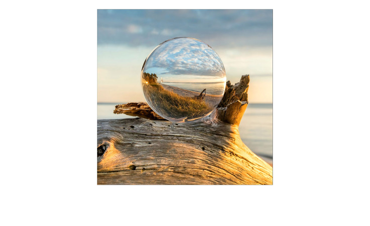 Glasbild Drop on Wood 20 x 20 cm. Glasbild mit dem Thema - Strand und Meer.