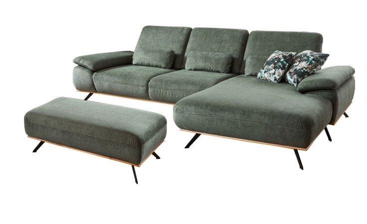 Komfort-Ecksofa plano|FORM Este in einem grünen Bezugsstoff und einem sichtrahmen in Wildeiche.