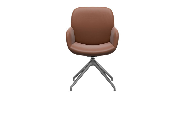 Stuhl Stressless Bay L mit einer Sitzschale in der Farbe Cognac und einem silbernen Gestell.