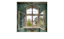 Glasbild Lost Place 30 x 30 cm, altes Gebäude von innen, offene Fenster