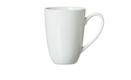 Latte Macchiato Obere Bianco im weißen Porzellan zusehen. 