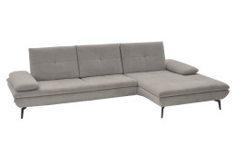 Basis-Ecksofa plano|FORM Adria im Bezugsstoff in Ecru und schwarzen Metallfüßen. Schräge Seitenansicht.