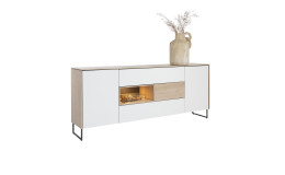 Sideboard Lindfield mit Korpus, Fach und Schublade in der Mitte im Eiche Dekor und einer weißen Front, darauf steht eine Vase 