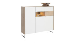 Highboard Lindfield mit Korpus, Fach und Schublade in der Farbe Eiche und weißer Front, darauf steht ein Zeitungsständer, Schrägansicht