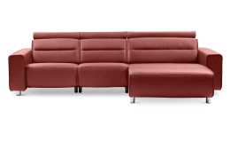 Stressless Sofa Emily mit zwei Sitzen und einem Longseat in henna