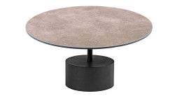 Couchtisch MONDO Varium mit einer Glas-Keramik Tischplatte in Zementgrau mit einem schwarzem Stahlgestell.