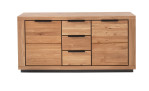 Sideboard Grazia in Wildeiche mit zwei Türen und drei Schubkästen schräg von Vorne.