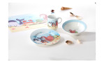 Geschirrset der Reihe Unterwasserwelt mit drei Teilen. Ein Teller, eine Tasse und eine Schale auf einem Tisch zusehen.