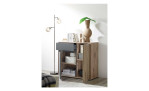 Kommode Nancy, in der Farbausführung Viking Oak und grau, in einem Raum stehend mit Deko und offenen Türen und Schublade, Schrägansicht