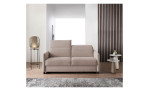 Schlafsofa Fresno, in der Farbausführung braun, in einem Raum stehend