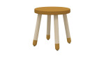 Kinderhocker Dots in senfgelb mit holzfarbenen Beinen.