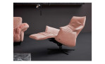 Basis- Relaxsessel 7911 in der Farbausführung Rosa, in einem Raum stehend,  Schrägansicht mit Funktion