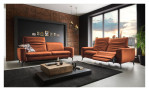 Komfort-Sitzgruppe Casablanca in einem Echtlederbezug in der Farbe Cognac. Mit gezeigter Wall-Away-Funktion & Kopfteilverstellung