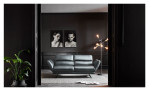 Komfort-Sofa Honduras in einem Echtlederberzug in Steel.  Auf einem dekorierten Hintergrund
