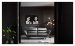 Basis-Sofa Honduras in einem Echtlederberzug in Charcoal.  Auf einem dekorierten hintergrund