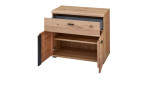 Kommode Sonos, Front Altesche massiv gebürstet, Korpus Old Artisan Eiche Nachbildung, Absetzung Schwarz matt mit schwarzen Metallgriffen mit geöffneter Schublade und Türen