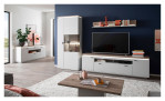 Komfort-Wohnwand Amant aus Holzwerkstoff in Modern White mit einer Viking Oak Absetzung. Auf einem dekorierten Hintergrund.