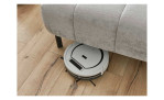 Detailfot von einem Staub-Roboter, der unter dem Sofa fährt