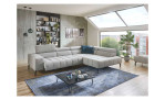 Komfort - Ecksofa plano|FORM Manila in der Farbausfürung Silber, mit zwei Kissen, mit der Ausziehfunktion, in einem Raum stehend