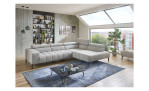 Komfort - Ecksofa plano|FORM Manila in der Farbausfürung Silber, mit der Kopfteilverstellung in der Ecke, in einem Raum stehend
