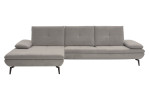 Basis-Ecksofa plano|FORM Adria im Bezugsstoff in Ecru mit schwarzen Metallfüßen. Frontalansicht.