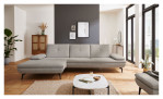 Basis-Ecksofa plano|FORM Adria im Bezugsstoff in Ecru mit schwarzen Metallfüßen. Auf einem dekorierten Hintergrund.