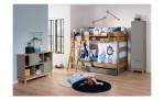 Rückenkissen Sten mit einem Wikinger Motiv auf einem  Bett platziert, in einem Raum stehend