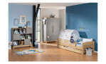 Rückenkissen Sten mit einem Wikinger Motiv auf einem  Bett platziert, in einem Raum stehend