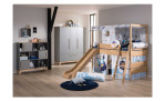 Rückenkissen Sten mit einem Wikinger Motiv auf einem  Bett platziert, in einem Raum stehend