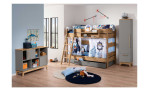 Steck-Kissen Sten auf einem Bett verbaut, dass in einem Raum steht