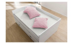 Zwei Party-Kissen in der Farbausführung rosa auf einem Bett liegend