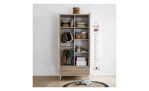 Kleiderschrank Eefje in Cashmere-Beige und einer Absetzung in Groovy-Oak. Geöffnete Ansicht