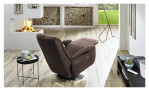 Komfort-Relaxsessel plano|FORM Swing Chair im Bezugsstoff Platin und einem Drehteller in Edelstahl. Auf einem dekorierten Hintergrund. Mit gezeigter Funktion.