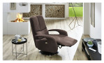 Komfort-Relaxsessel plano|FORM Swing Chair im Bezugsstoff Platin und einem Drehteller in Edelstahl. Auf einem dekorierten Hintergrund. Mit gezeigter Funktion.