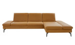Basis-Ecksofa plano|FORM Nürnberg in Echtleder in Kurkuma bezogen.