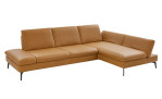 Basis-Ecksofa plano|FORM Nürnberg in Echtleder in Kurkuma bezogen.