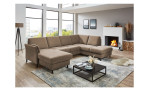 Basis-Ecksofa plano|FORM Lirio in der Farbausführung Camel in einem Raum stehend