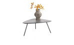 Couchtisch Niora mit Tischplatte in Marmor Dekor und drei Tischbeinen in Graphit mit einer mit Blumen gefüllten Vase