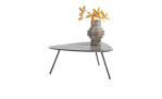 Couchtisch Niora mit Tischplatte in Marmor Dekor und drei Tischbeinen in Graphit mit einer mit Blumen gefüllten Vase darauf am Rande des Tisches
