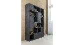 Raumteiler Lugana in der Farbe Onyx an einer Wand
