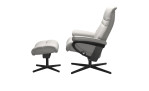 Relaxsessel mit Hocker Stressless Sunrise L Cross in grauem Leder mit schwarz grauem Gestell von der Seite.