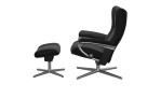 Relaxsessel mit Hocker Stressless Wing M Cross in schwarzem Leder mit schwarz Gestell von der Seite.