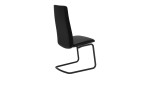 Stuhl Stressless Laurel L in schwarz mit schwarzem Schwinggestell schräg von hinten.