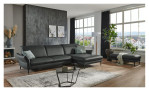 Komfort-Ecksofa MONDO Mirium in einerm Echtlederbezug in Steel. Auf einem dekorierten Hintergrund