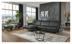 Basis-Ecksofa MONDO Mirium in einerm Echtlederbezug in Steel. Auf einem dekorierten Hintergrund