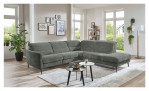 Basis-Ecksofa MONDO Mimas in einem Stoffbezug in Moos. Auf einem dekorierten Hintergrund