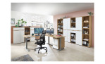 Büroschrank vito Clyde mit holzfarbenem Korpus und weißer Front in einer Schrankkombination in einem Büro.