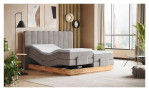 Boxspringbett VALMONDO Incana in einem Stoffbezug in Taupe und einem Sichtholzrahmen in Eiche. Mit gezeigter motorischen vesrtellung
